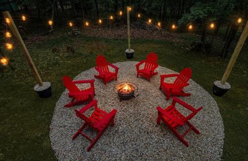 The Woods Ski Chalet | Chalet Cabin w Hot Tub WiFi Firepit Grill Deck