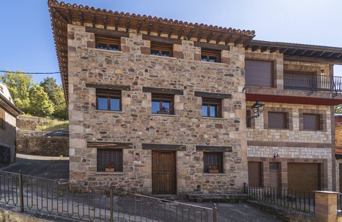 Valle de Valdelaguna Ski Chalet | Chalet 'Casa Rural Las Hoyas I' with Mountain View