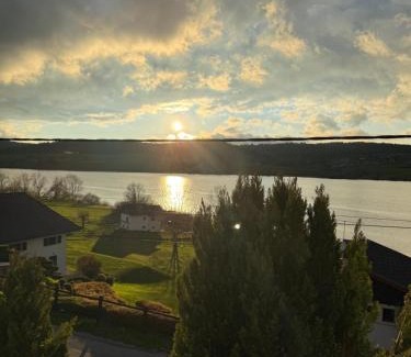 Montperreux Ski Chalet | Chalet Charmant rénové au bord du Lac St Point