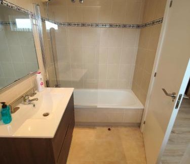 Santiago de Compostela House | Chalet con WIFI , PS4 , garaje, 5 dormitorios, 3 baños, Santiago de Compostela