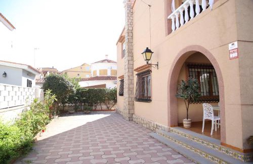 Sueca House | Chalet con piscina en el Mareny
