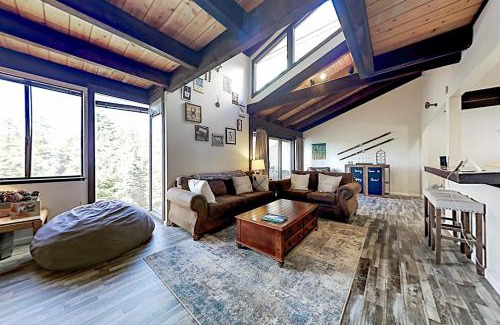 Zephyr Cove House | Chalet Court Manor