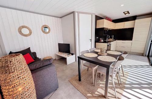 Jullouville Ski Chalet | Chalet cozy à Jullouville - 4 pers, piscine chauffée, proche plage et commerces - FR-1-361-538