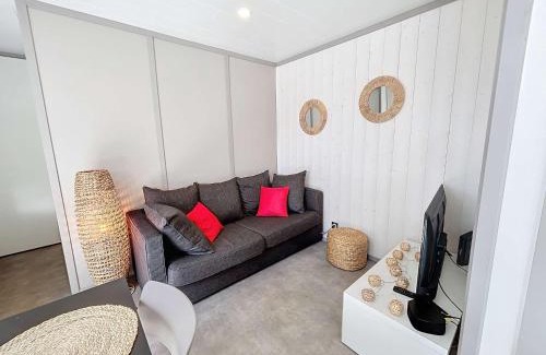 Jullouville Ski Chalet | Chalet cozy à Jullouville - 4 pers, piscine chauffée, proche plage et commerces - FR-1-361-538