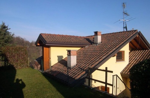 Nebbiuno House | Chalet Dania with garden, pool and lake view