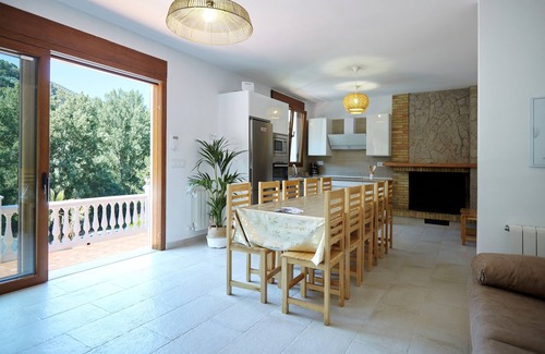 Villanueva del Arzobispo Ski Chalet | Chalet 'Villa Ibáñez' with Lake View and Air Conditioning