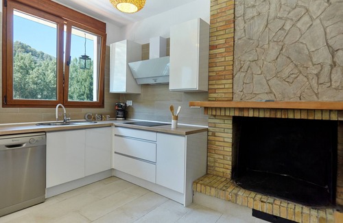 Villanueva del Arzobispo Ski Chalet | Chalet 'Villa Ibáñez' with Lake View and Air Conditioning