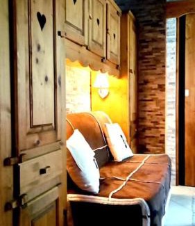 Saint-Hilaire-les-Courbes Ski Chalet | Chalet des lacs