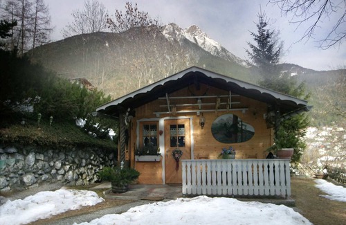 Karroesten Ski Chalet | Chalet in caroles with a nearby forest