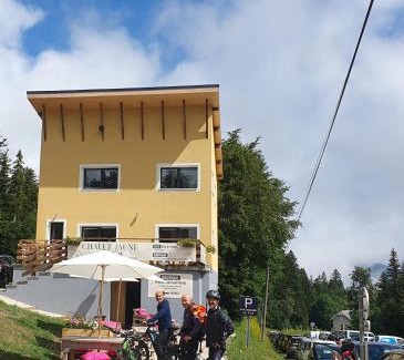 Sarcenas House | Chalet Jaune Charmant SOM