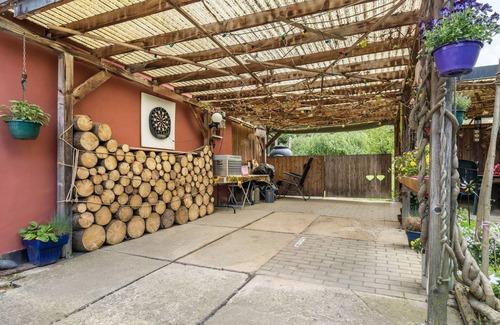 Langenwetzendorf Ski Chalet | Chalet 'Kunterbunt' with Shared Terrace, Private Garden and Wi-Fi