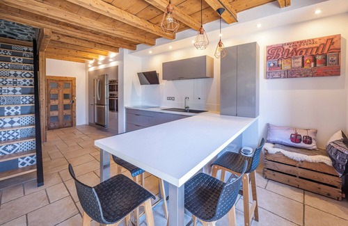 Huez-en-Oisans Ski Chalet | Chalet l'Oisans Bleu Huez Village at the foot of the slopes