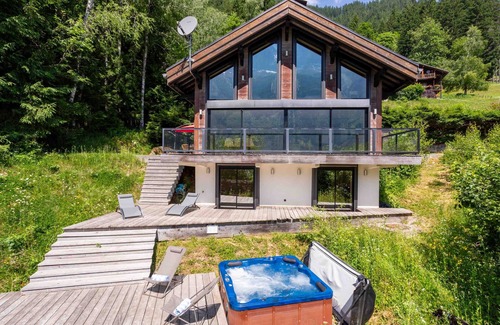 Chamonix City Centre Cottage | Chalet La Source - a self catered chalet that sleeps 8 guests in 4 bedrooms