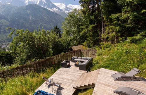 Chamonix City Centre Cottage | Chalet La Source - a self catered chalet that sleeps 8 guests in 4 bedrooms