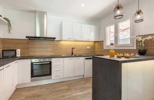 Castellnou de Bages Ski Chalet | Chalet 'Les Roques' with Mountain View, Wi-Fi and Air Conditioning