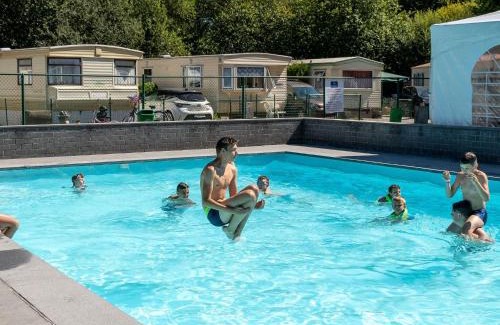 Rijkevorsel Ski Chalet | Chalet near Antwerp with Pool Access