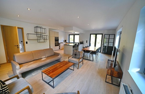 Somme-Leuze Ski Chalet | Chalet near Durbuy with Forest & Hot Tub