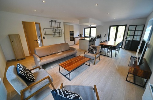 Somme-Leuze Ski Chalet | Chalet near Durbuy with Forest & Hot Tub