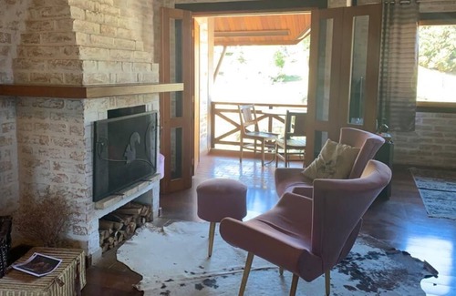 Monte Verde Ski Chalet | Chalet on Av. Main of Monte Verde with Living Room, Fireplace and Bathtub