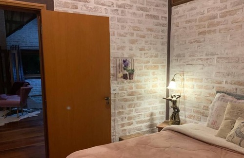 Monte Verde Ski Chalet | Chalet on Av. Main of Monte Verde with Living Room, Fireplace and Bathtub
