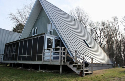 Stevensville House | Chalet on the Lake 93 w/Beach Access, Pools, Sport Courts, Fishing Pond & more!