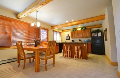 Carriage Hills Cabin | Chalet - Quiet 1 bedroom cabin - free WiFi