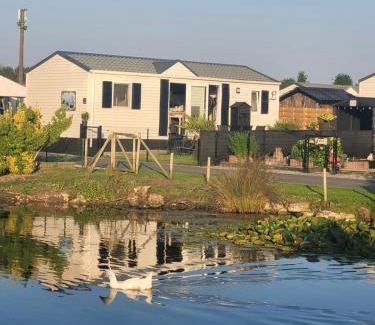 Jabbeke Ski Chalet | Chalet Sea-renity Lakeside met jacuzzi