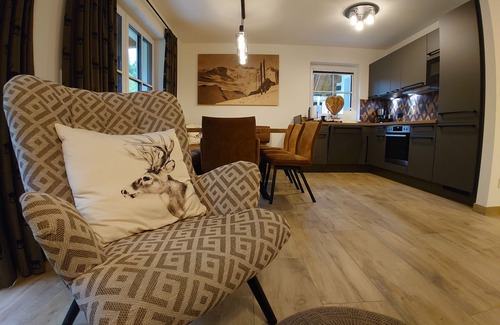 Mariapfarr Ski Chalet | Chalet Speiereck 1 Mountain Nest Rentals Bedroom with mountain view