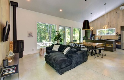 Lac-Superieur House | Chalet Taiga with a Hot Tub in Tremblant Nord