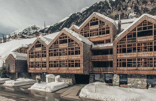 Racines Apartment | Chalet 'Tenne Chalet' with Mountain View, Shared Pool & Wi-Fi