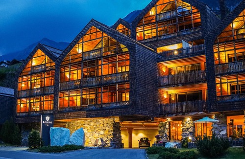 Racines Apartment | Chalet 'Tenne Chalet' with Mountain View, Shared Pool & Wi-Fi