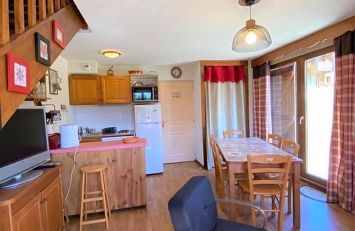 La Joue du Loup Ski Chalet | Chalet, view mountain, swimming pool, terrace, parking, tv, ski locker, 55m², La Joue du Loup