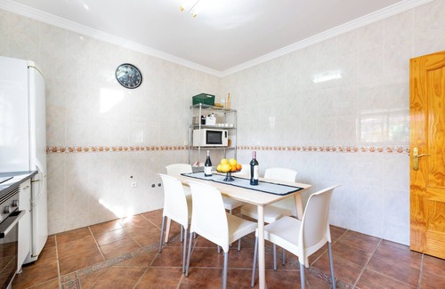 Benamocarra House | Chalet 'Villa Cañete' with Mountain View, Terrace, Jacuzzi & Wi-Fi