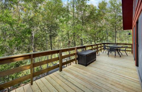 Basye Ski Chalet | Chalet w Huge Deck, Grill, WiFi, Mins to Bryce!
