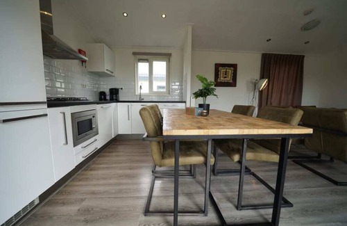 Dordtse Biesbosch Ski Chalet | Chalet with 2 bedrooms and a dishwasher