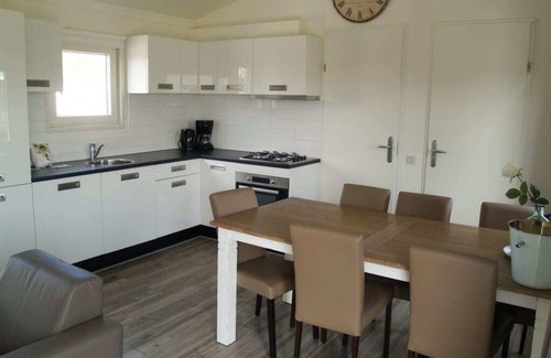 Dordtse Biesbosch Ski Chalet | Chalet with 3 bedrooms and a terrace