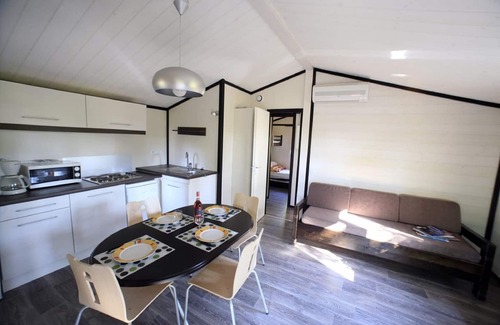 Monclar-de-Quercy Ski Chalet | Chalet with dishwasher on a hill