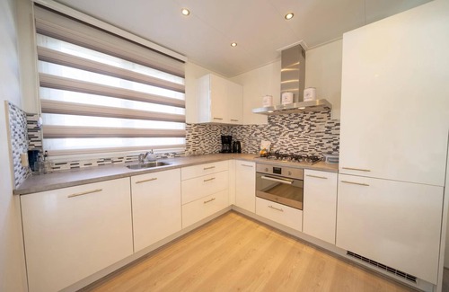 Oost-Graftdijk House | Chalet with four bedrooms, two bathrooms and a jetty