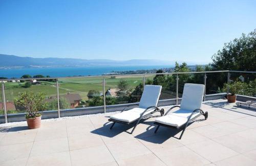 Chatillon House | Chalet with Stunning Lake and Mountain Views avec une vue à couper le souffle, une spacieuse terrasse et jardin