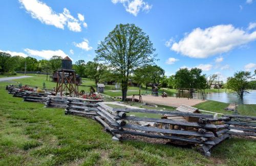 Lampe House | Chalets Resort LAKEFRONT Cottage Free Amenities Amazing views Kayaks 2 Pools