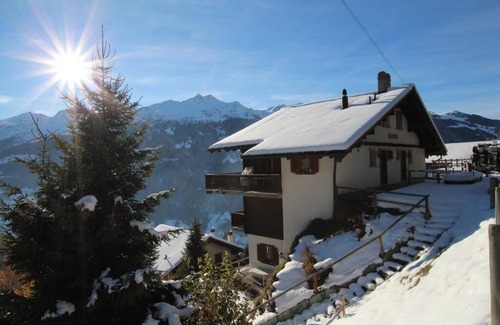 Saint-Luc Ski Chalet | Chaleureux et spacieux chalet famlial situé à 50 mètres de l'arrêt du bus navette. Orienté plein sud