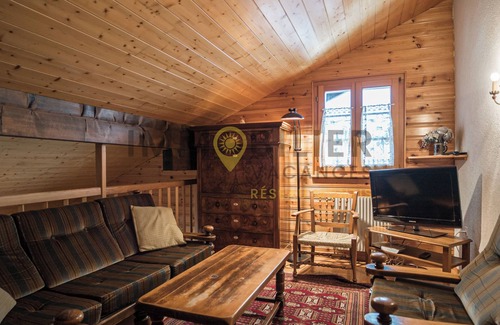 Saint-Luc Ski Chalet | Chaleureux et spacieux chalet famlial situé à 50 mètres de l'arrêt du bus navette. Orienté plein sud