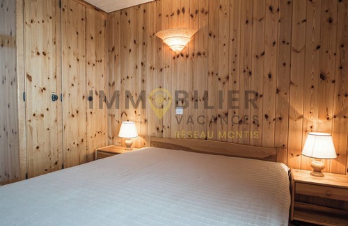 Saint-Luc Ski Chalet | Chaleureux et spacieux chalet famlial situé à 50 mètres de l'arrêt du bus navette. Orienté plein sud