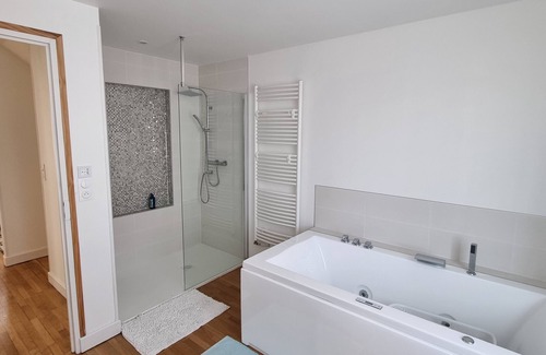 Chalons-en-Champagne House | Châlons : Cocooning stay with Balneo, Garden and Garage