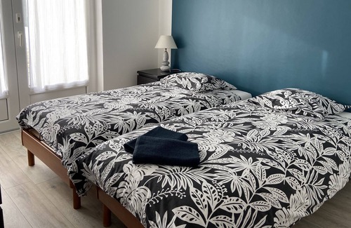 Saint-Fortunat-sur-Eyrieux Bed & Breakfast | Chambre Familiale Avec Salle de Bain Privée et Accès Piscine