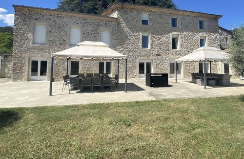 Saint-Fortunat-sur-Eyrieux Bed & Breakfast | Chambre Familiale Avec Salle de Bain Privée et Accès Piscine