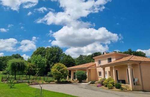 Saint-Martin-de-Jussac House | Chambre a la campagne