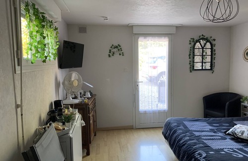 Rilhac-Rancon Bed & Breakfast | Chambre au RDC , Confortable ,indépendante , Sortie sur la Cours Privée !