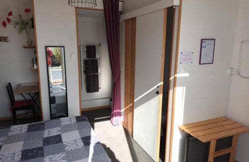 Pons House | Chambre avec terrasse - vue jardin