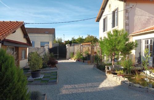 Pons House | Chambre avec terrasse - vue jardin